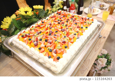 フルーツがたくさんのウエディングケーキ 115164263