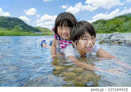 夏の川原で遊ぶ兄と妹 115164428