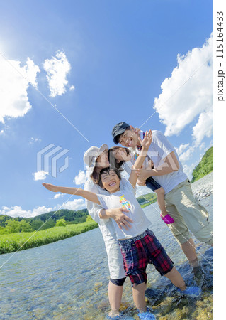夏の川原で遊ぶ4人家族 115164433