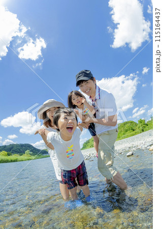 夏の川原で遊ぶ4人家族 115164437