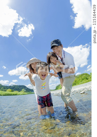 夏の川原で遊ぶ4人家族 夏の川原で遊ぶ4人家族 115164439