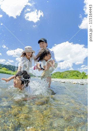 夏の川原で遊ぶ4人家族 115164443