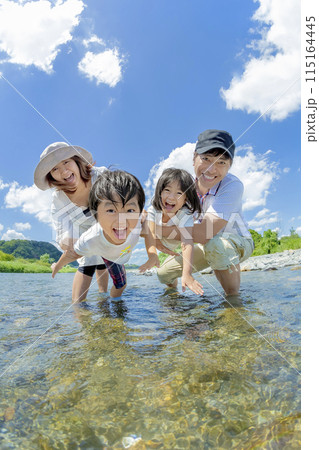 夏の川原で遊ぶ4人家族 115164445