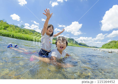 夏の川原で遊ぶ兄と妹 夏の川原で遊ぶ兄と妹 115164452