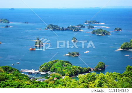長崎県西海国立公園九十九島の石岳展望台からの眺め。多島海を航行する遊覧船。 長崎県西海国立公園九十九島の石岳展望台からの眺め。多島海を航行する遊覧船。 115164580