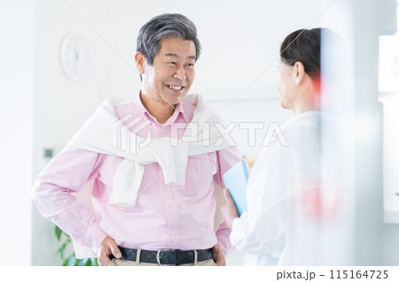 笑顔で会話をするシニアの男女 笑顔で会話をするシニアの男女 115164725