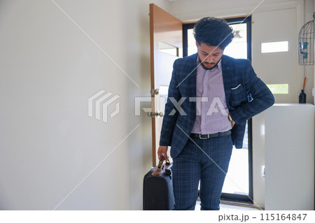 帰宅したスーツの男性 帰宅したスーツの男性 115164847