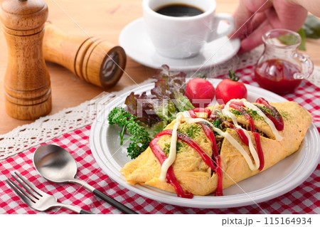 オムそば ( 焼きそばをオムライスのように卵で包む料理 ) 115164934