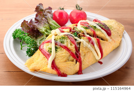 オムそば ( 焼きそばをオムライスのように卵で包む料理 ) オムそば ( 焼きそばをオムライスのように卵で包む料理 ) 115164964