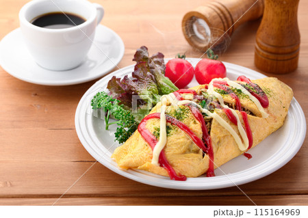 オムそば ( 焼きそばをオムライスのように卵で包む料理 ) 115164969
