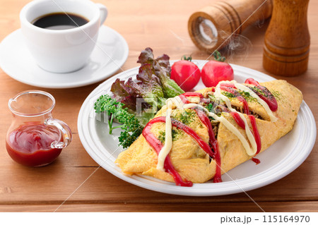 オムそば ( 焼きそばをオムライスのように卵で包む料理 ) 115164970