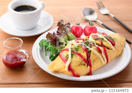 オムそば ( 焼きそばをオムライスのように卵で包む料理 ) 115164973