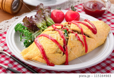 オムそば ( 焼きそばをオムライスのように卵で包む料理 ) 115164983
