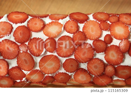 苺たっぷり手作りの米粉ロールケーキ 115165309