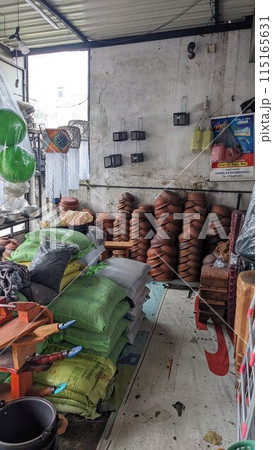 スリランカの伝統鍋が売っている生活雑貨店 115165631