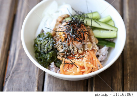 甘酢漬け野菜たっぷりのヘルシー納豆丼 甘酢漬け野菜たっぷりのヘルシー納豆丼 115165867