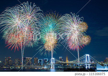 東京の夜景を背景にしたお台場の打ち上げ花火 115166075