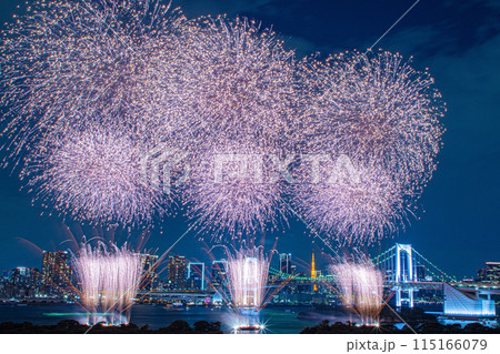 東京の夜景を背景にしたお台場の打ち上げ花火 115166079