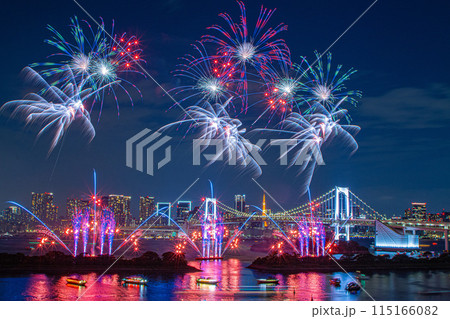 東京の夜景を背景にしたお台場の打ち上げ花火 115166082
