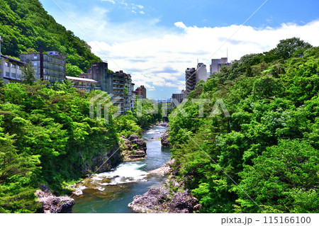 栃木県日光市　鬼怒川温泉と鬼怒川 115166100