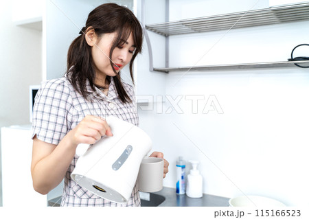 給湯室の女性社員 115166523