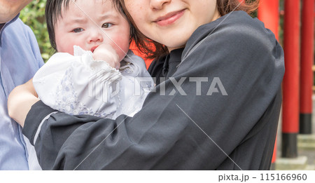 【両親とお宮参りの赤ちゃんと赤い鳥居】 【両親とお宮参りの赤ちゃんと赤い鳥居】 115166960