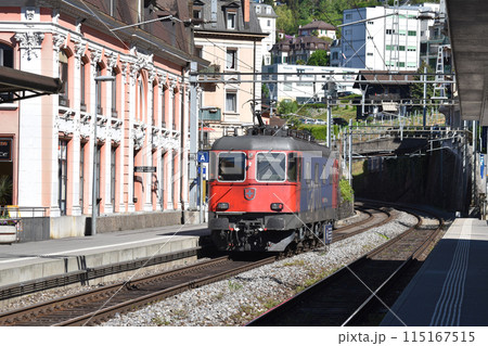 モントルー駅に停車中のMOB鉄道のクラッシク電気機関車 115167515