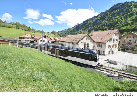 ゴールデンパスラインを行くMOB鉄道の列車 ゴールデンパスラインを行くMOB鉄道の列車 115168119