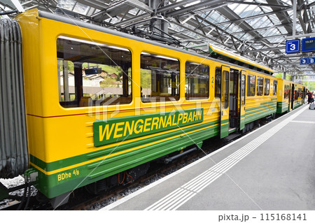 ラウターブルンネン駅に停車中のヴェンゲンアルプ鉄道の登山電車 ラウターブルンネン駅に停車中のヴェンゲンアルプ鉄道の登山電車 115168141
