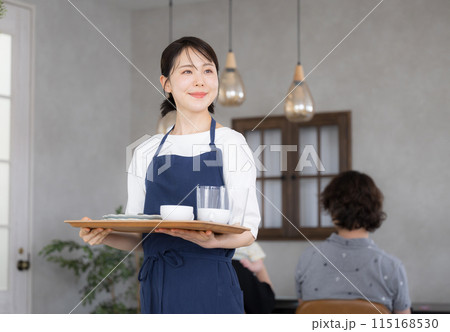 忙しいのにお客にクレームを言われるインバウンドのオーバーツーリーズムで大変忙しい接客で困る店員さん 忙しいのにお客にクレームを言われるインバウンドのオーバーツーリーズムで大変忙しい接客で困る店員さん 115168530