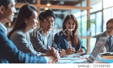 日本人同士で投資について話し合うビジネスチームミーティング 115168580
