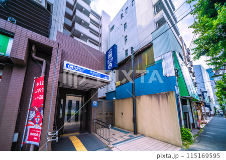 日本の横浜都市景観 横浜市営地下鉄 蒔田駅エレベータ―出入口3などを望む…＝6月3日 115169595