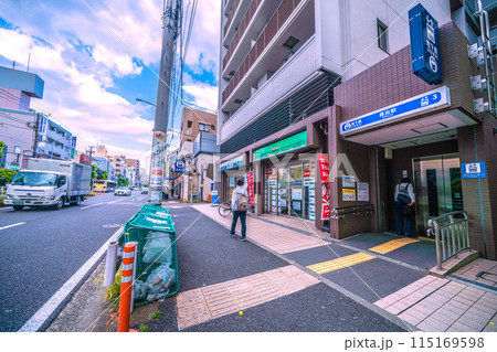 日本の横浜都市景観 横浜市営地下鉄 蒔田駅エレベータ―出入口3などを望む…＝6月3日 115169598