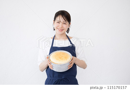 お菓子を作る女性　ケーキ屋さんやお菓子屋さんのイメージ　白バックのカメラ目線 115170157