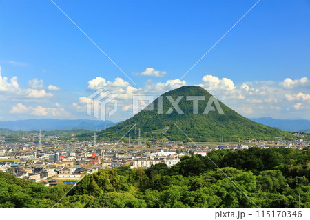 【香川県】青ノ山から見た丸亀市の町並みと飯野山(讃岐富士) 【香川県】青ノ山から見た丸亀市の町並みと飯野山(讃岐富士) 115170346