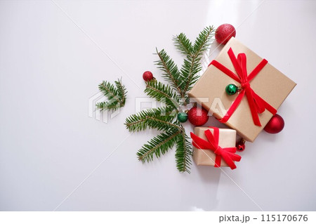 赤いリボンのクリスマスギフトボックスデコレーション 赤いリボンのクリスマスギフトボックスデコレーション 115170676