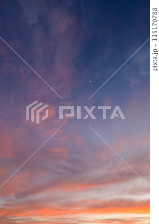 夕焼けの空と月 115170788