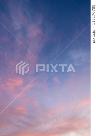 夕焼けの空と月 115170789