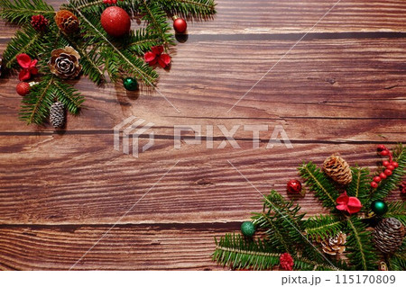 木目の背景にクリスマスオーナメントの装飾背景素材 115170809