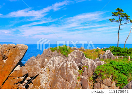 唐桑半島の巨岩と大空 唐桑半島の巨岩と大空 115170941