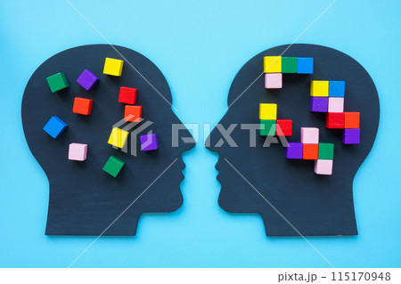 Two heads with and without cubes in structure as a concept of mentoring and training. 115170948