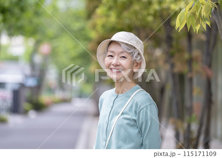 カメラ目線で笑顔のシニア女性 115171109