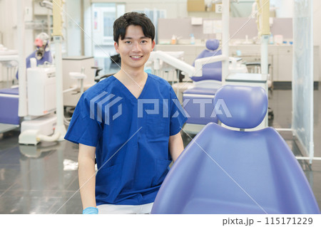 カメラ目線の男性歯科医師 115171229