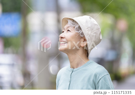 笑顔のシニア女性 115171335