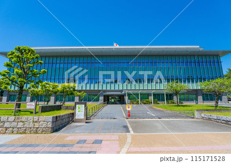 奈良県奈良市　春の奈良地方裁判所の庁舎 115171528
