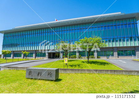 奈良県奈良市　春の奈良地方裁判所の庁舎 115171532