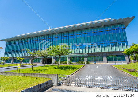 奈良県奈良市　春の奈良地方裁判所の庁舎 115171534