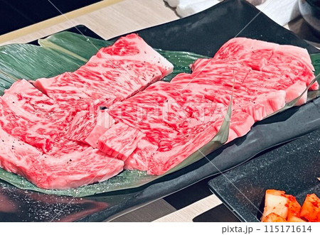 黒毛和牛の霜降り肉を焼く 黒毛和牛の霜降り肉を焼く 115171614