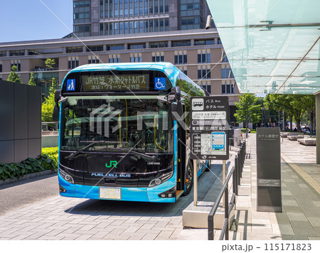 東京駅丸の内南口に停車中のJR竹芝水素シャトルバス【ゼロカーボン・チャレンジ 2050】 東京駅丸の内南口に停車中のJR竹芝水素シャトルバス【ゼロカーボン・チャレンジ 2050】 115171823