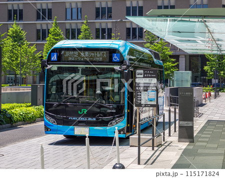 東京駅丸の内南口に停車中のJR竹芝水素シャトルバス【ゼロカーボン・チャレンジ 2050】 東京駅丸の内南口に停車中のJR竹芝水素シャトルバス【ゼロカーボン・チャレンジ 2050】 115171824